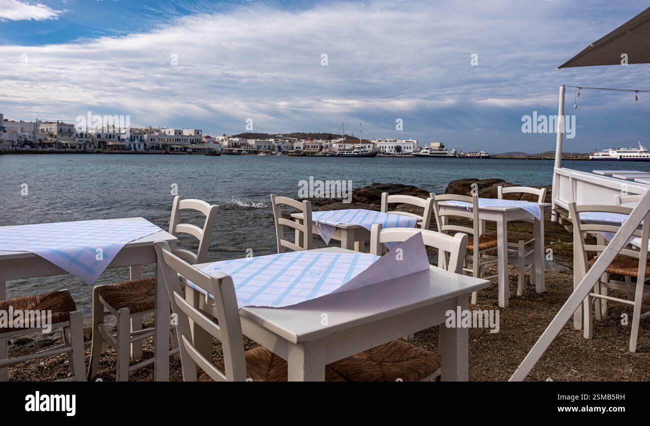 Tische im Essbereich im Freien in Mykonos, Griechenland Stockfoto