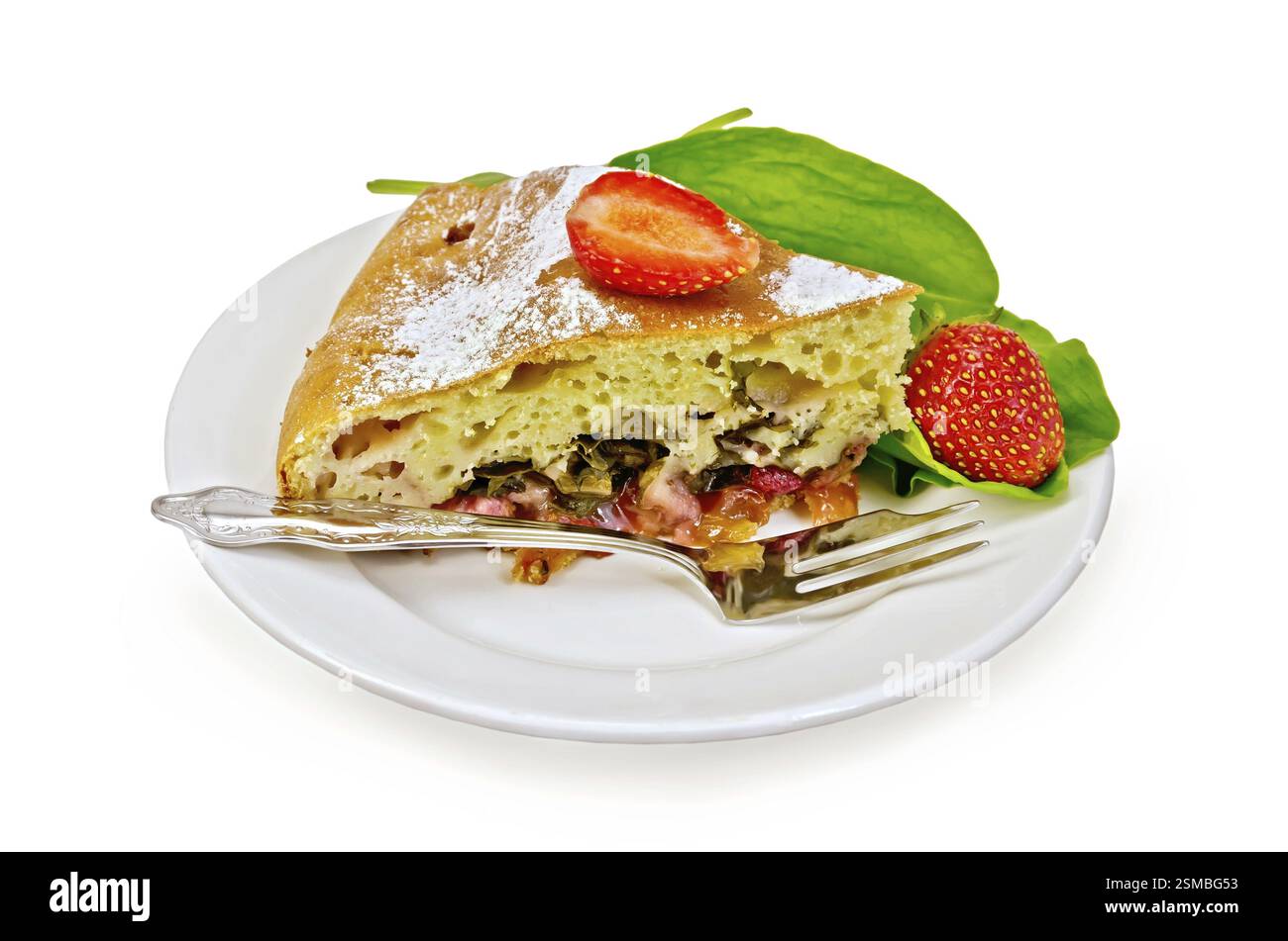 Torte mit Erdbeere und Sauerampfer auf einem Teller mit einer Gabel isoliert auf weißem Hintergrund Stockfoto