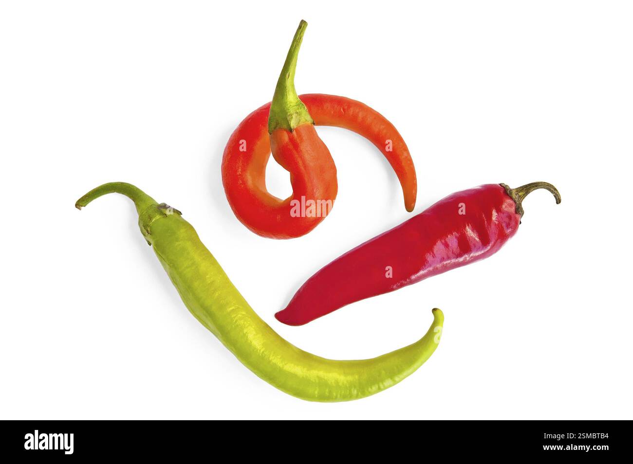 Drei scharfe rote Pfeffer-, grüne und orangene Farben auf weißem Hintergrund Stockfoto