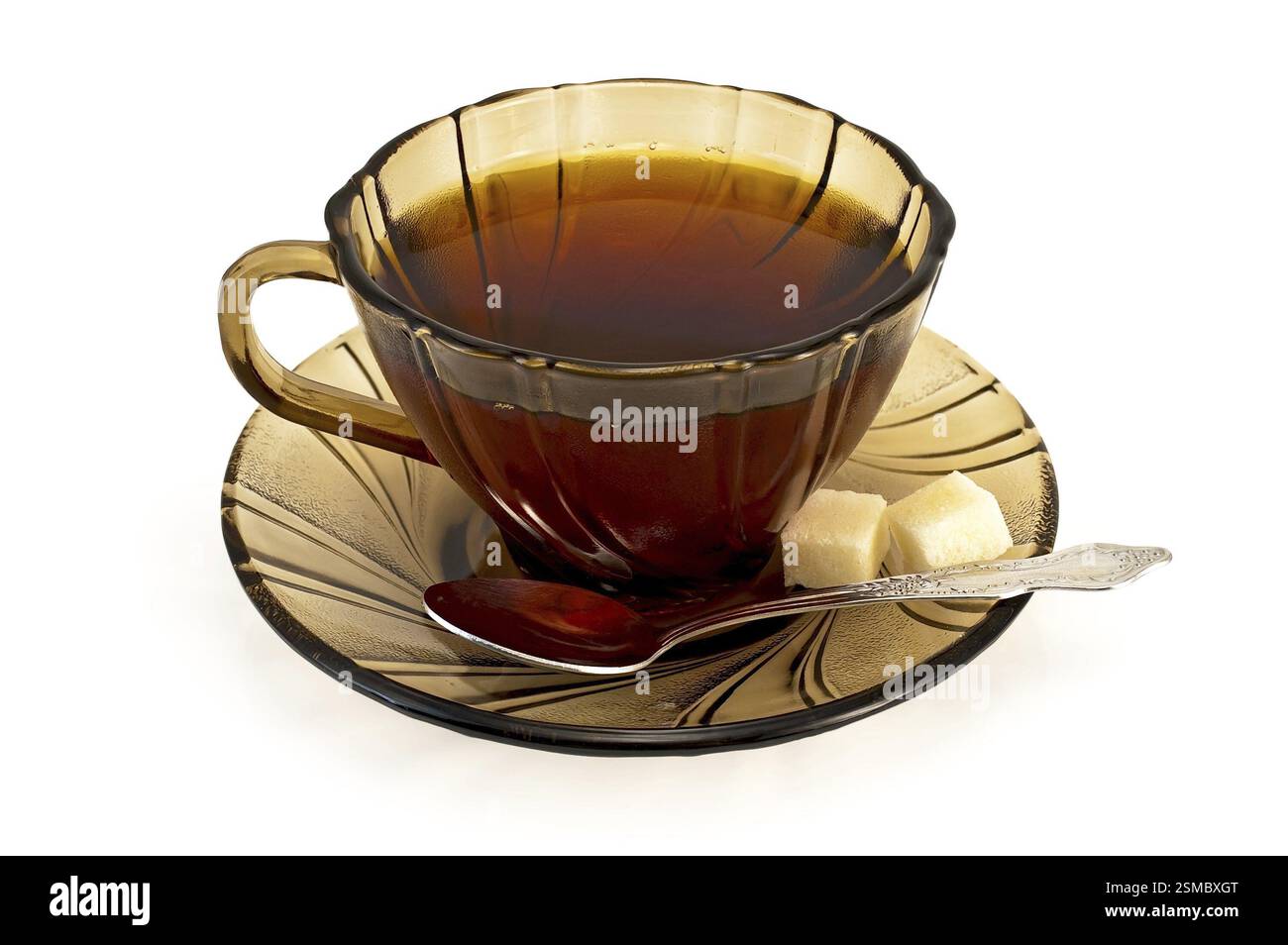Tee in einer braunen Glasschale mit einem Löffel, zwei Zuckerklumpen isoliert auf weißem Hintergrund Stockfoto