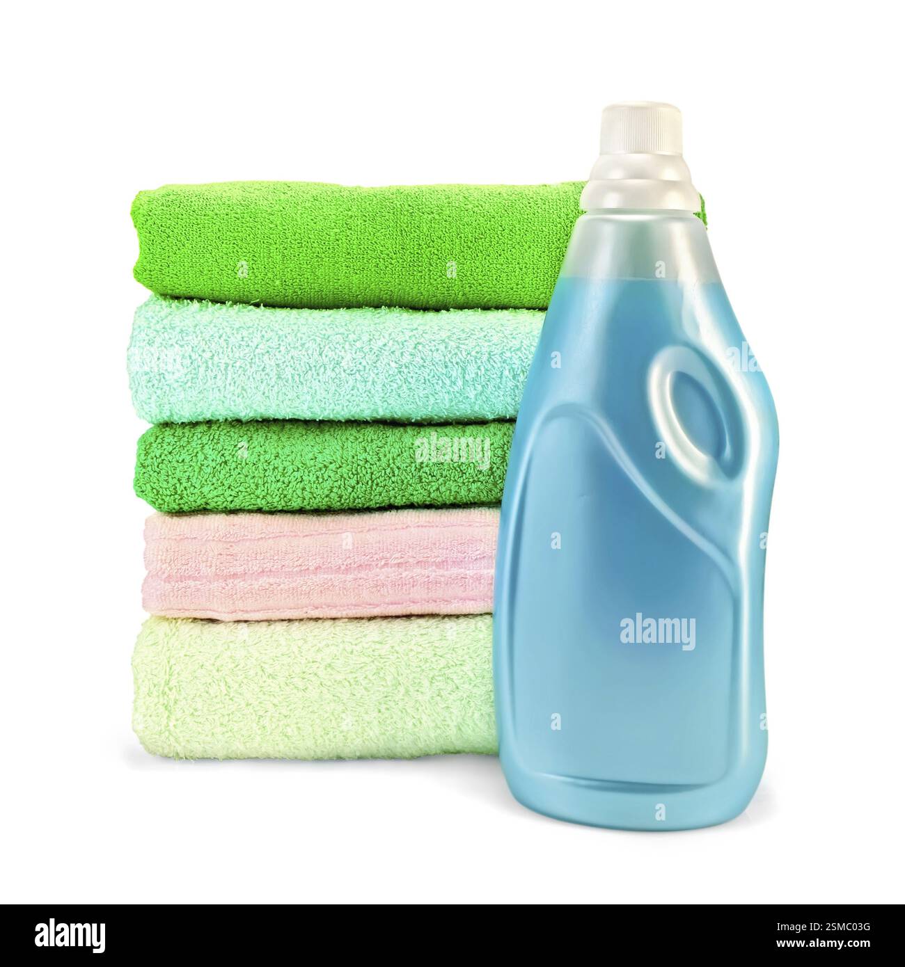 Eine Flasche des blauen Weichspüler, Stapel Handtücher isoliert auf weißem Hintergrund Stockfoto