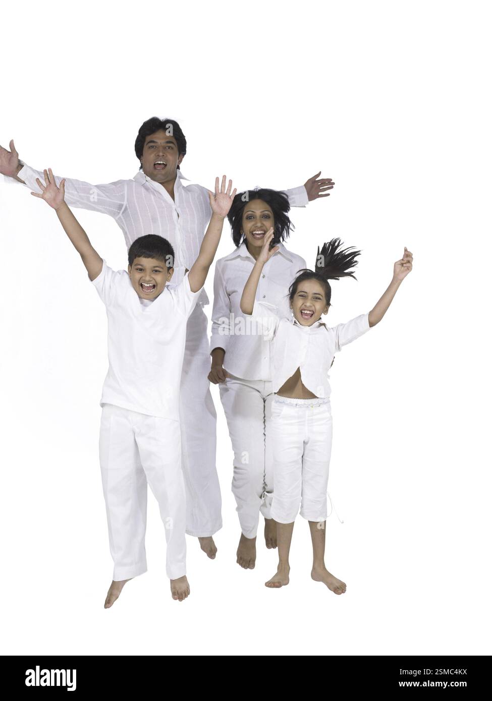 Südasiatische Indianerfamilie mit Vater Mutter Sohn und Tochter, die in die Luft springen, lächelnd und genießend MR. 698, 699, 700, 701 Stockfoto