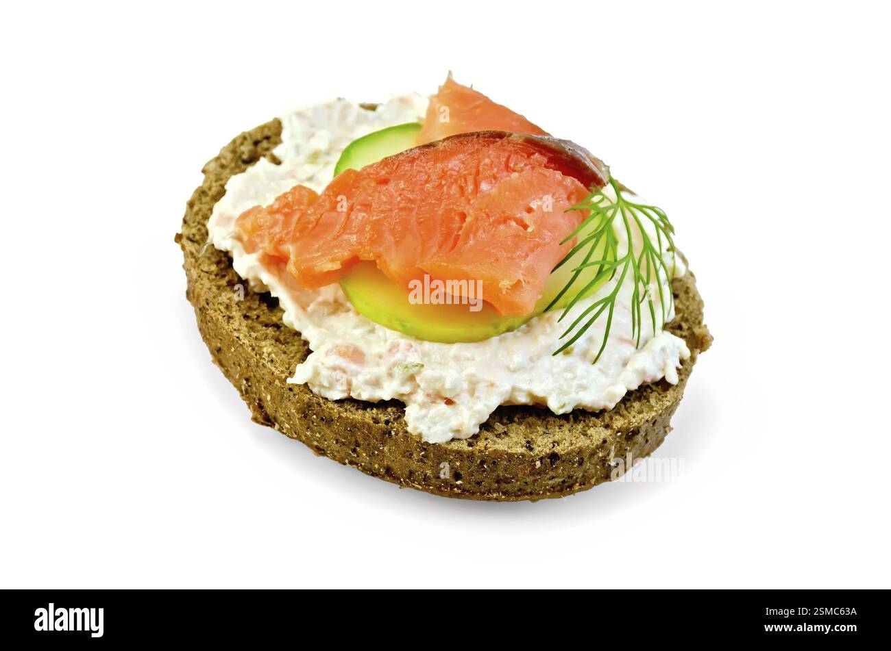 Sandwich-Roggenbrot mit Sahne, Gurken, Dill und Lachs isoliert auf weißem Hintergrund Stockfoto