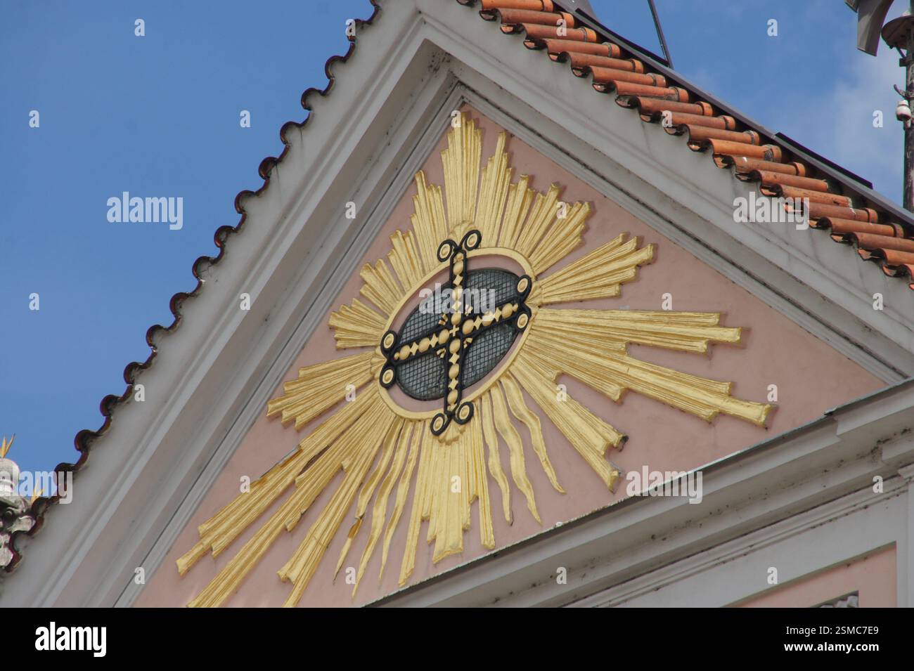 Architektonische Details aus der Tschechischen Republik. Sunburst mit Kreuz, ein Symbol für Glauben und Göttlichkeit. Dieses dekorative Element zeichnet sich durch komplexe Geometrien aus Stockfoto