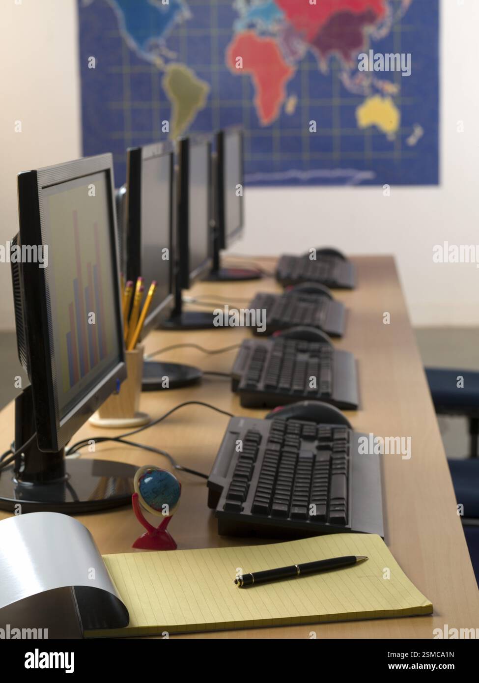 Schwarzer Bildschirmtastatur mit Maus auf Schreibtisch im Büro Stockfoto