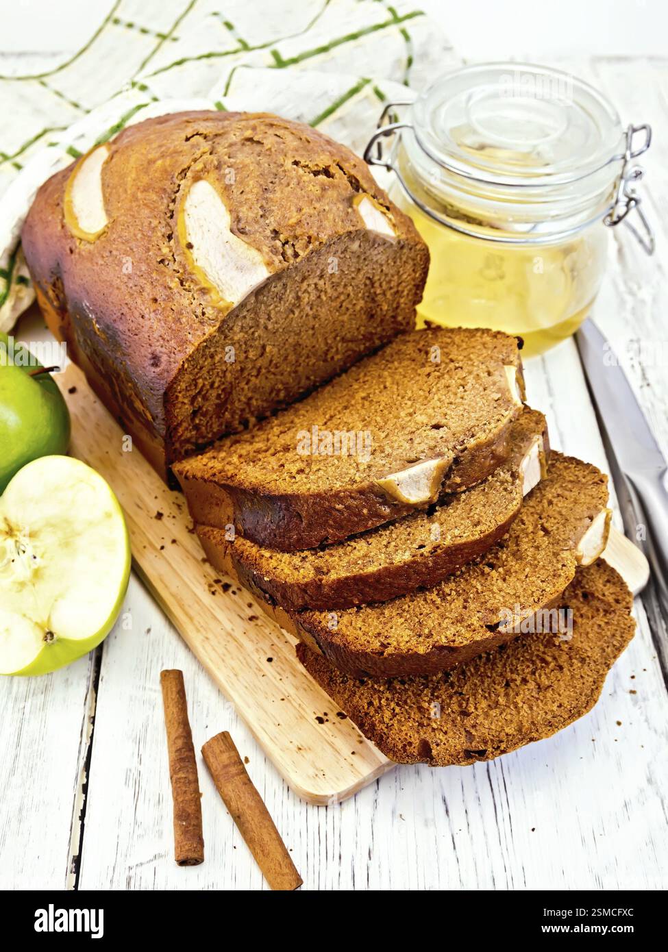 Kanadische apple Brot mit Honig und Zimt, grüner Apfel, Serviette auf dem Hintergrund Licht Holzbretter Stockfoto