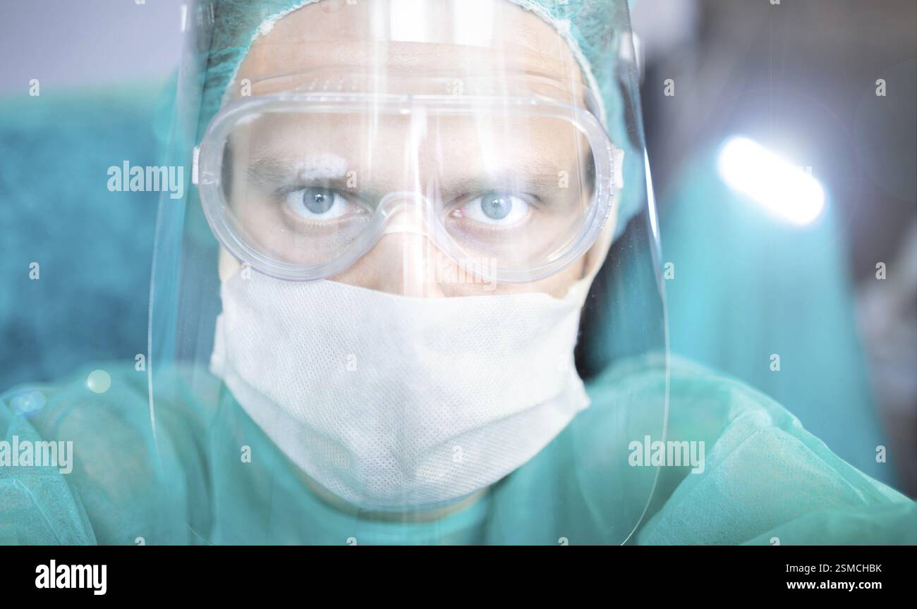 Individuum in medizinischer Schutzkleidung mit intensivem Blick Stockfoto
