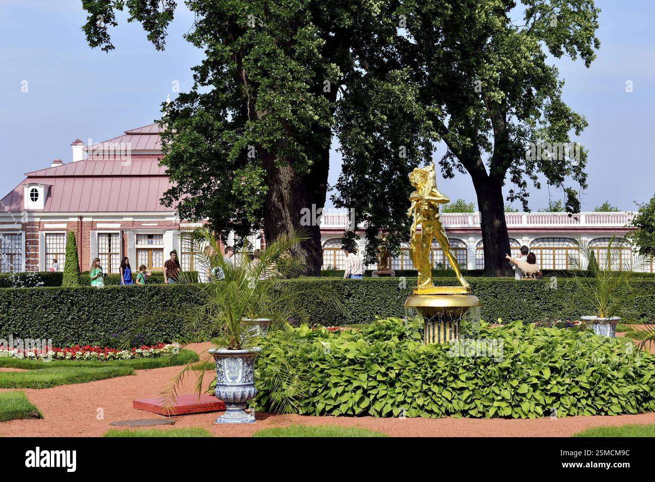 Der Monplaisir Palast im Unteren Garten, Peterhof, Russland, sonniger Sommertag, Europa Stockfoto