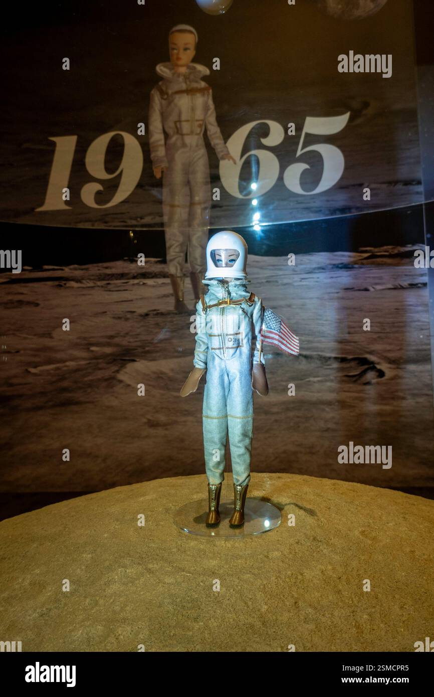 Ausstellung „Barbie: A Cultural Icon“ im Museum of Arts and Design im Columbus Circle, New York City, USA 2025 Stockfoto