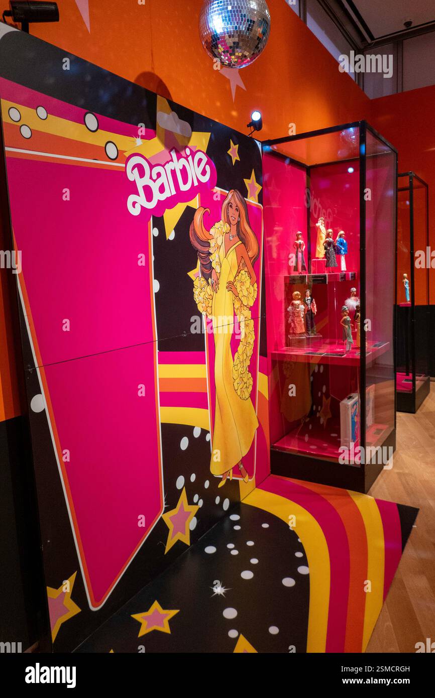 Ausstellung „Barbie: A Cultural Icon“ im Museum of Arts and Design im Columbus Circle, New York City, USA 2025 Stockfoto