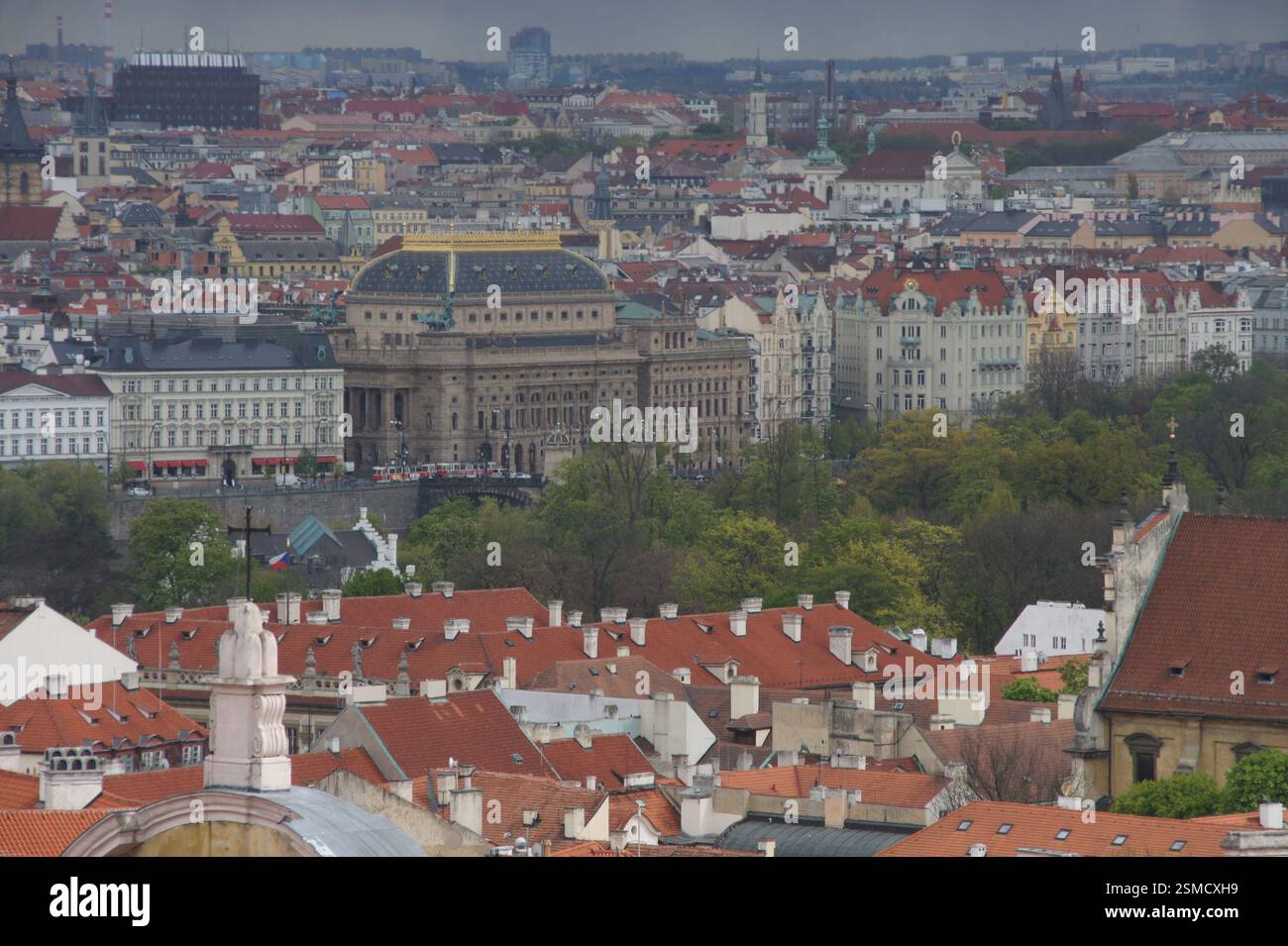 Nationaltheater Prag, ein atemberaubendes Neorenaissance-Gebäude, das die Skyline der Stadt dominiert. Dieses berühmte Wahrzeichen repräsentiert die tschechische Kultur und die nationale Stockfoto