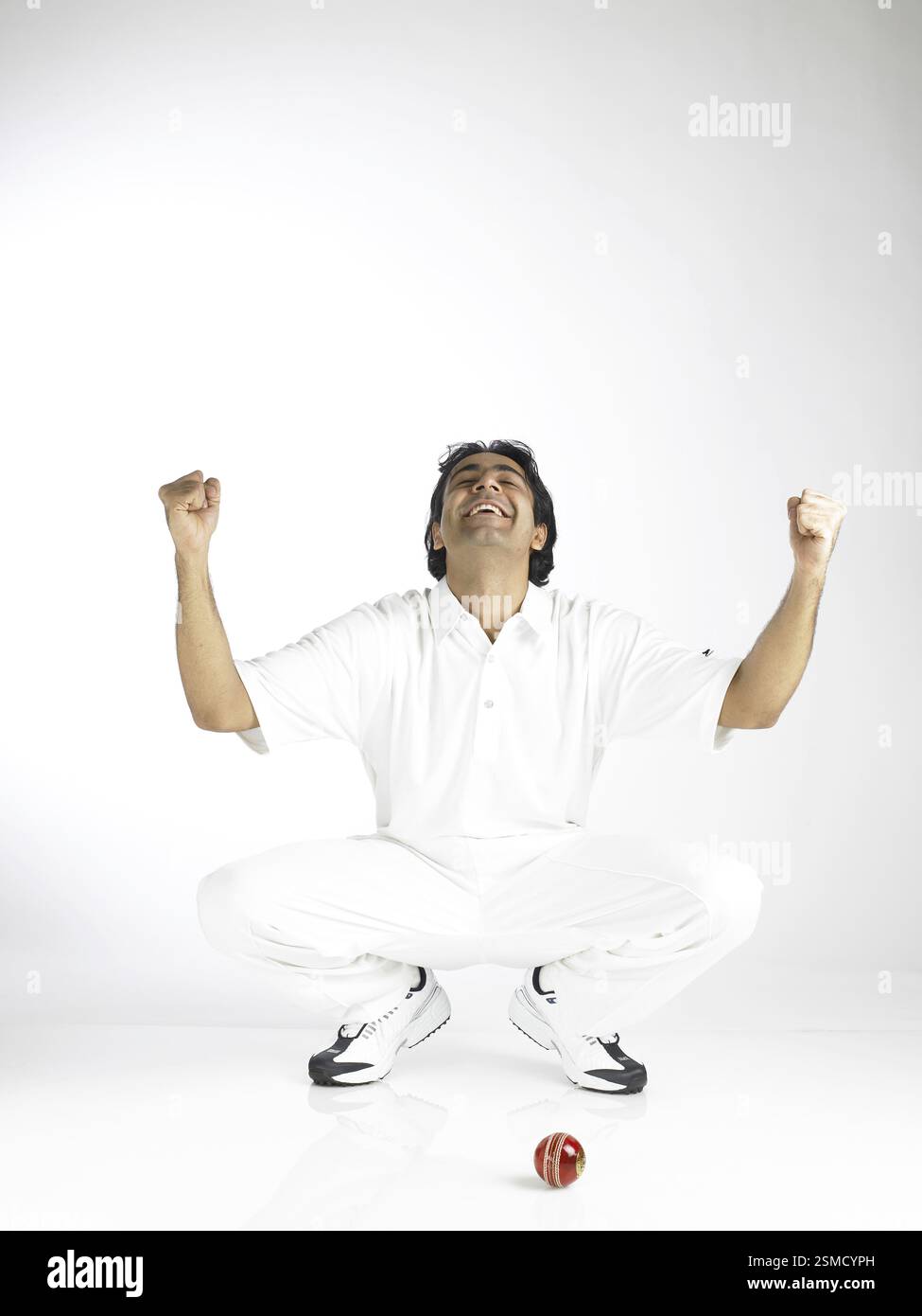 Indischer Bowler, der über ihm schaut, und aufregender Ausdruck MR#702A Stockfoto