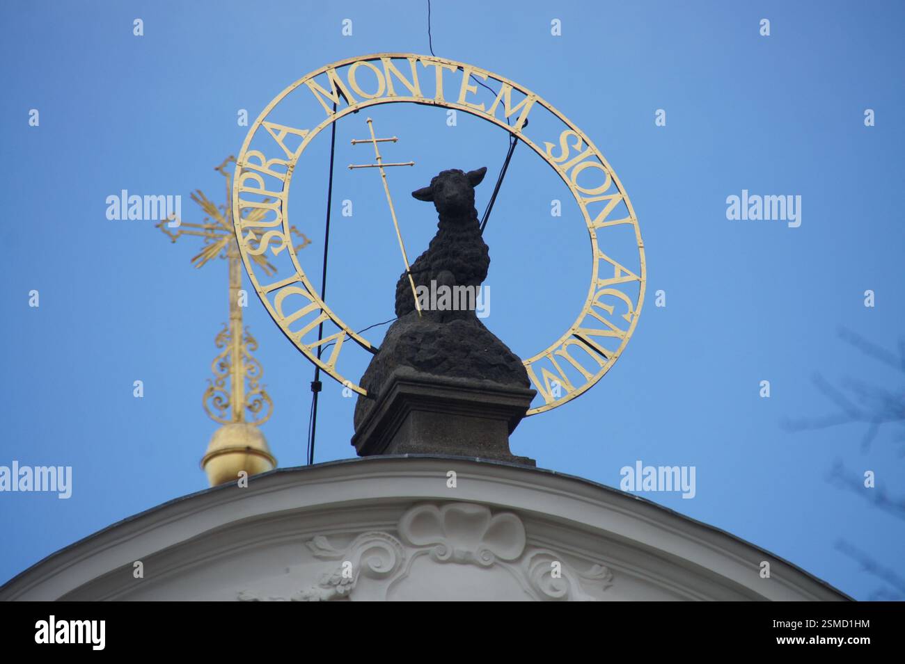 Lamm Gottes Emblem, kreisförmig mit goldenem Schriftzug und Kreuz. Die ...