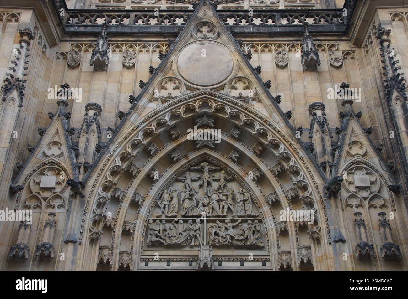 Gotische Architektur, Tschechische Republik. Kunstvolle Fassade mit Spitzbögen und komplizierten Schnitzereien, Tschechische Republik. Religiöser Symbolismus, der Heilige und darstellt Stockfoto