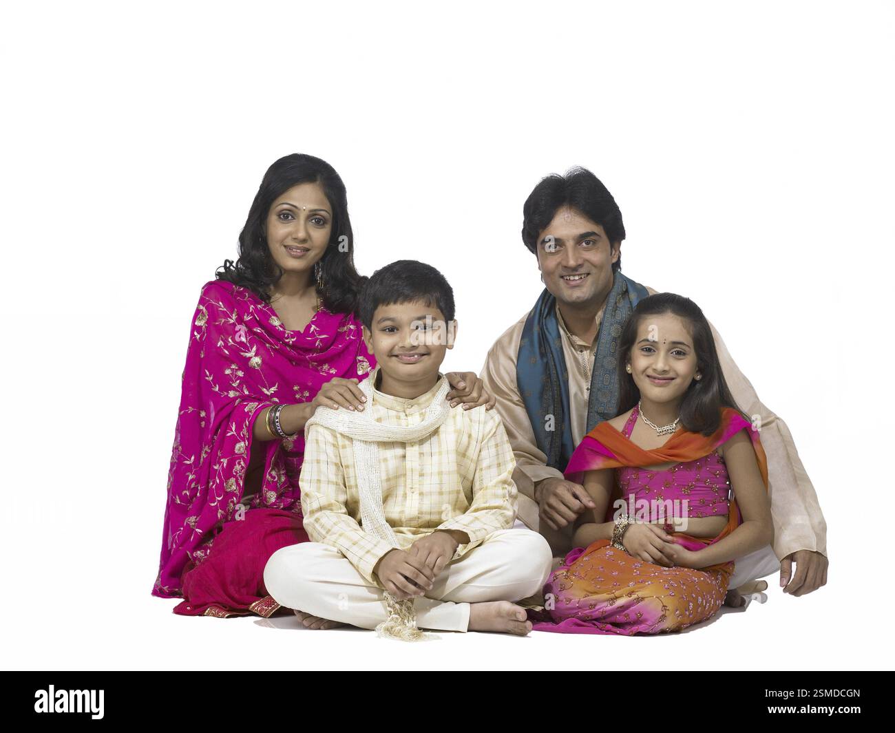 Südasiatische indische Familie mit Vater Mutter Sohn und Tochter sitzend lächelnd und in die Kamera blickend MR. 698, 699, 700, 701 Stockfoto