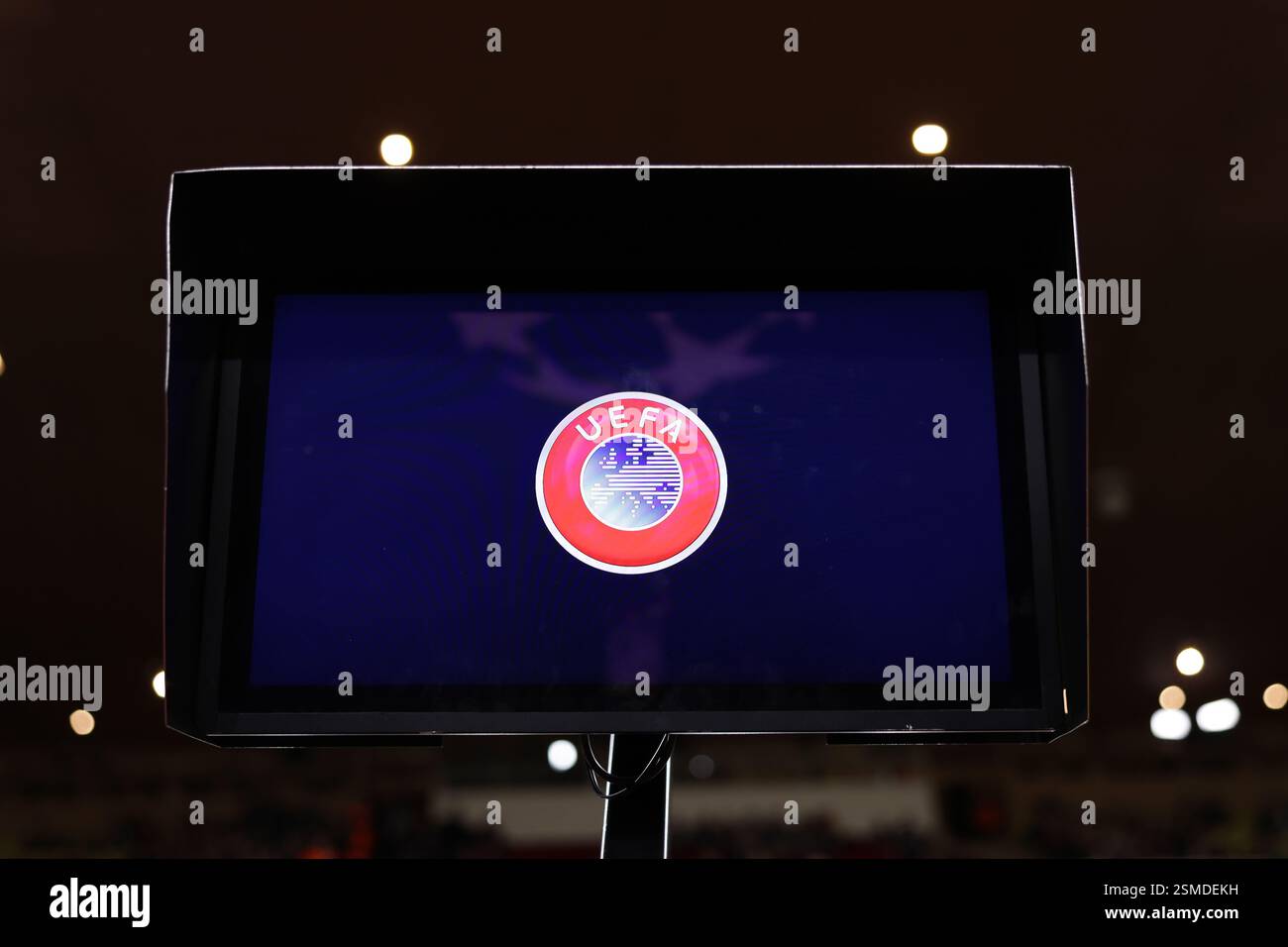 Monaco, Monaco. Februar 2025. Der VAR-Monitor vor dem Spiel der UEFA Champions League in Stade Louis II, Monaco. Der Bildnachweis sollte lauten: Simon Bellis/Sportimage Credit: Sportimage Ltd/Alamy Live News Stockfoto