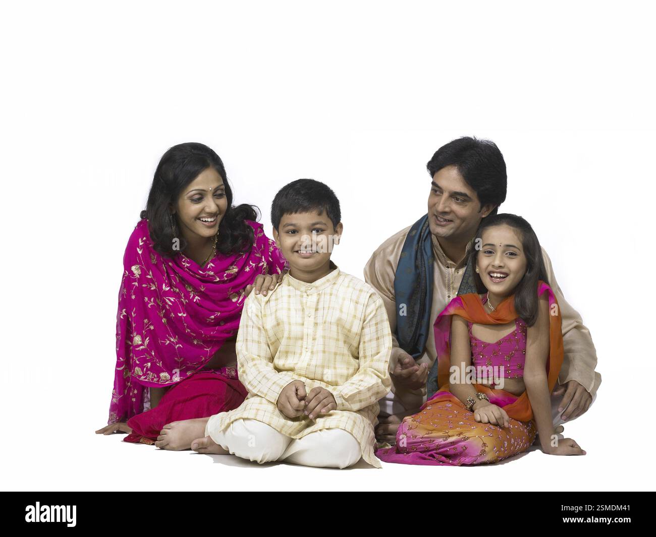 Südasiatische indische Familie mit Vater Mutter Sohn und Tochter sitzend lächelnd und in die Kamera blickend MR. 698, 699, 700, 701 Stockfoto