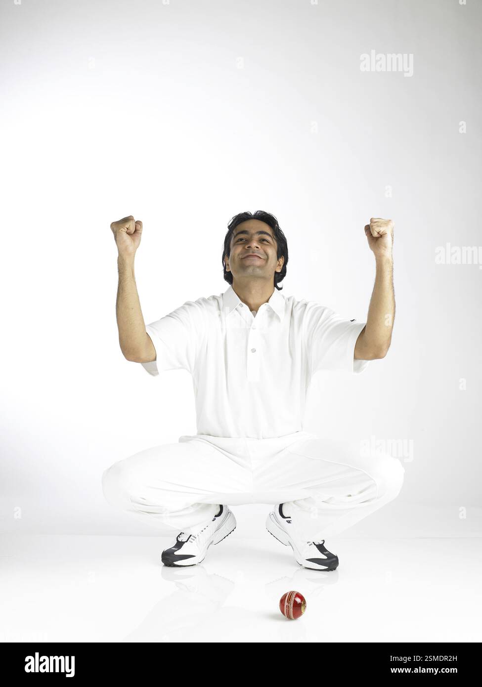 Indischer Bowler, der über ihm schaut, und aufregender Ausdruck MR#702A Stockfoto