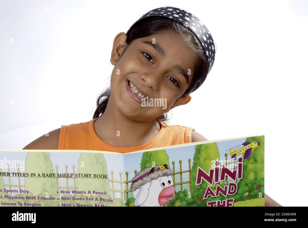 Südasiatische indischen acht Jahre altes Mädchen Comic Lesebuch Herr #152 Stockfoto