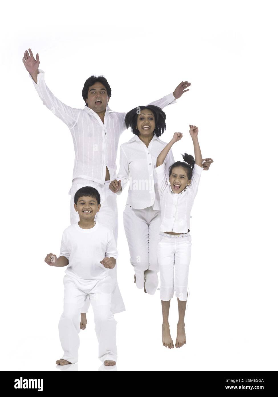 Südasiatische Indianerfamilie mit Vater Mutter Sohn und Tochter, die in die Luft springen, lächelnd und genießend MR. 698, 699, 700, 701 Stockfoto