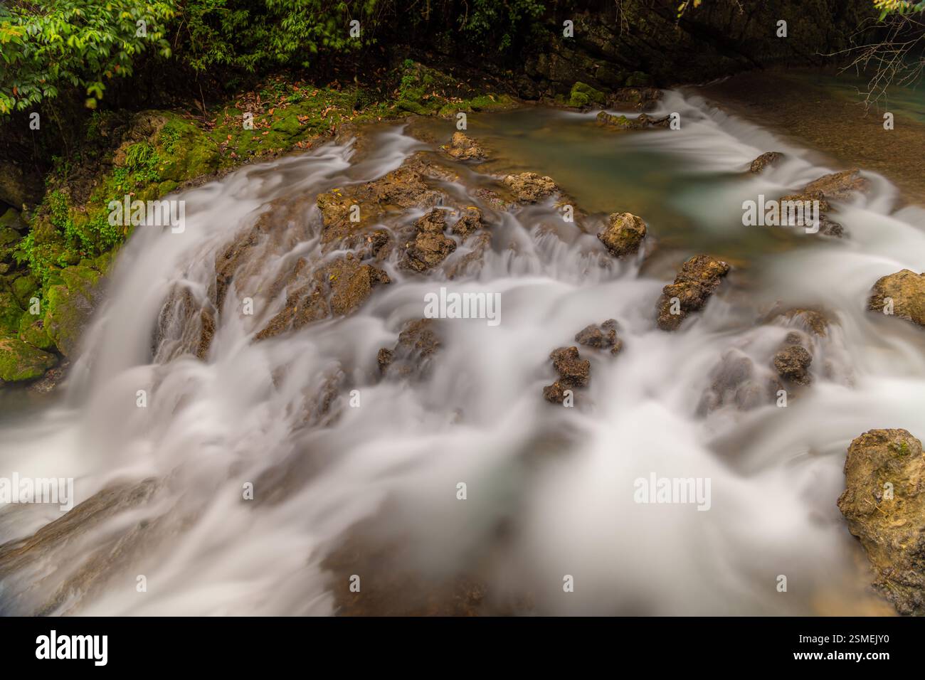 Sieben kleine Bögen (auch bekannt als Xiaoqikong) ist eine überraschende Entdeckung im Süden von Guizhou, Libo County, China, Langzeitbelichtungsaufnahme Stockfoto