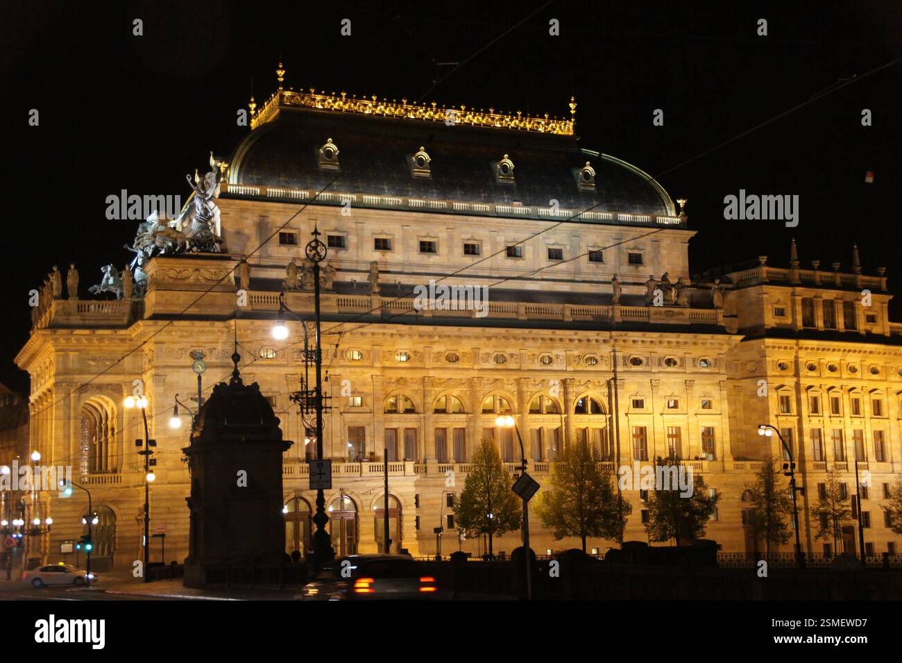 Nationaltheater Prag, ein atemberaubendes Meisterwerk der Neorenaissance, beleuchtet bei Nacht. Dieses prachtvolle Symbol der tschechischen Kultur steht als Leuchtturm eines Stockfoto