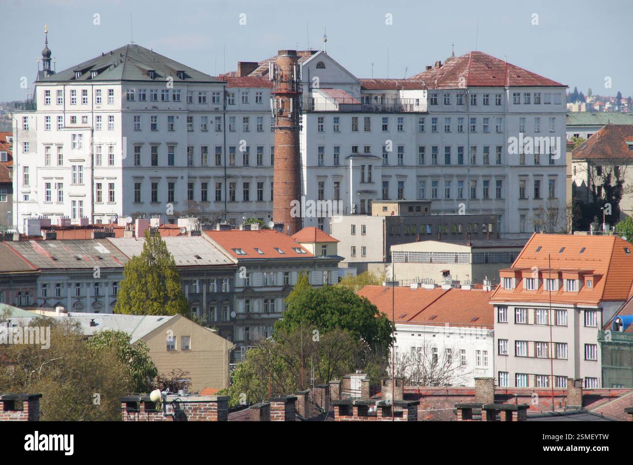 Stadtbild. Rot gekachelte Dächer dominieren die Skyline. Weiße Gebäude mit unterschiedlicher Höhe stehen hoch. Ein Sinn für Geschichte und Tradition erfüllt die Luft. Dies Stockfoto
