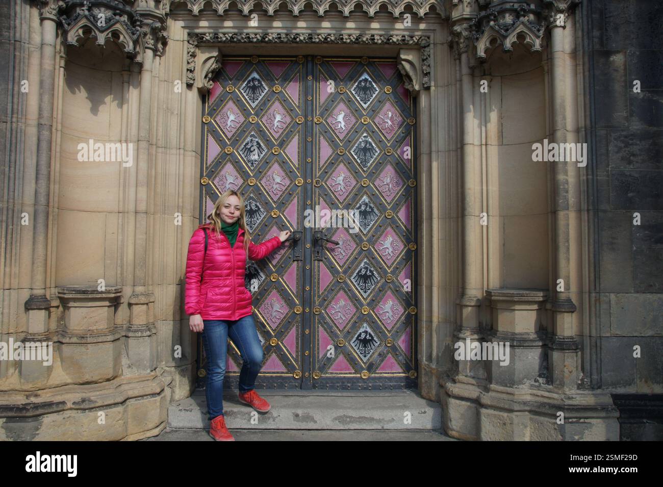 Die ikonische Basilika mit zwei Kuppeln des Vatikans zeigt komplexe Mosaiken und Skulpturen, die die Einheit der katholischen Kirche symbolisieren. Eine Erinnerung an den Stockfoto