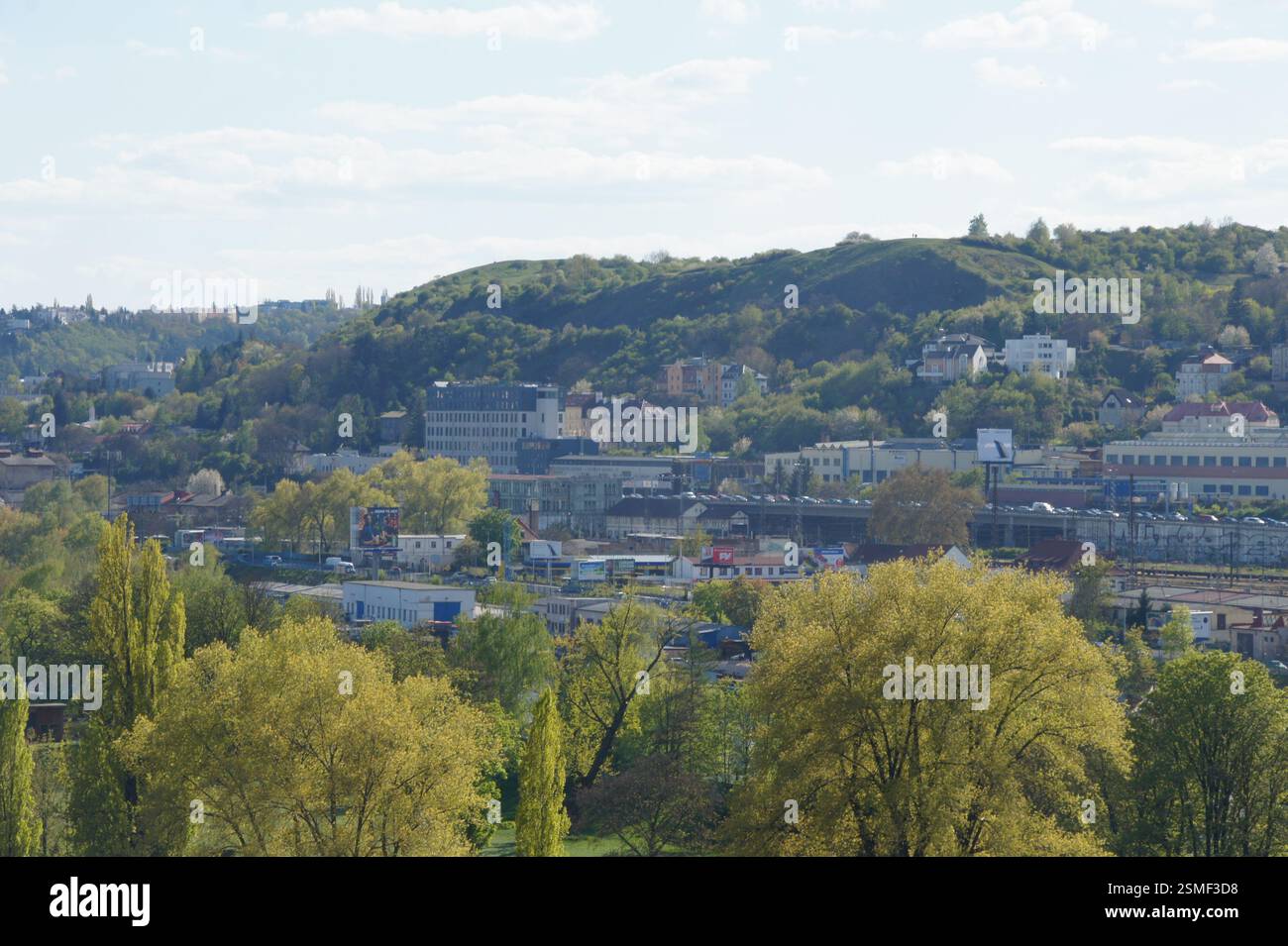 Hostovická, Tschechische Republik. Malerischer Vorort auf einem Hügel mit weitläufiger Stadtlandschaft und üppigem Grün. Erhöhter Blick auf Prags Industrieherita Stockfoto