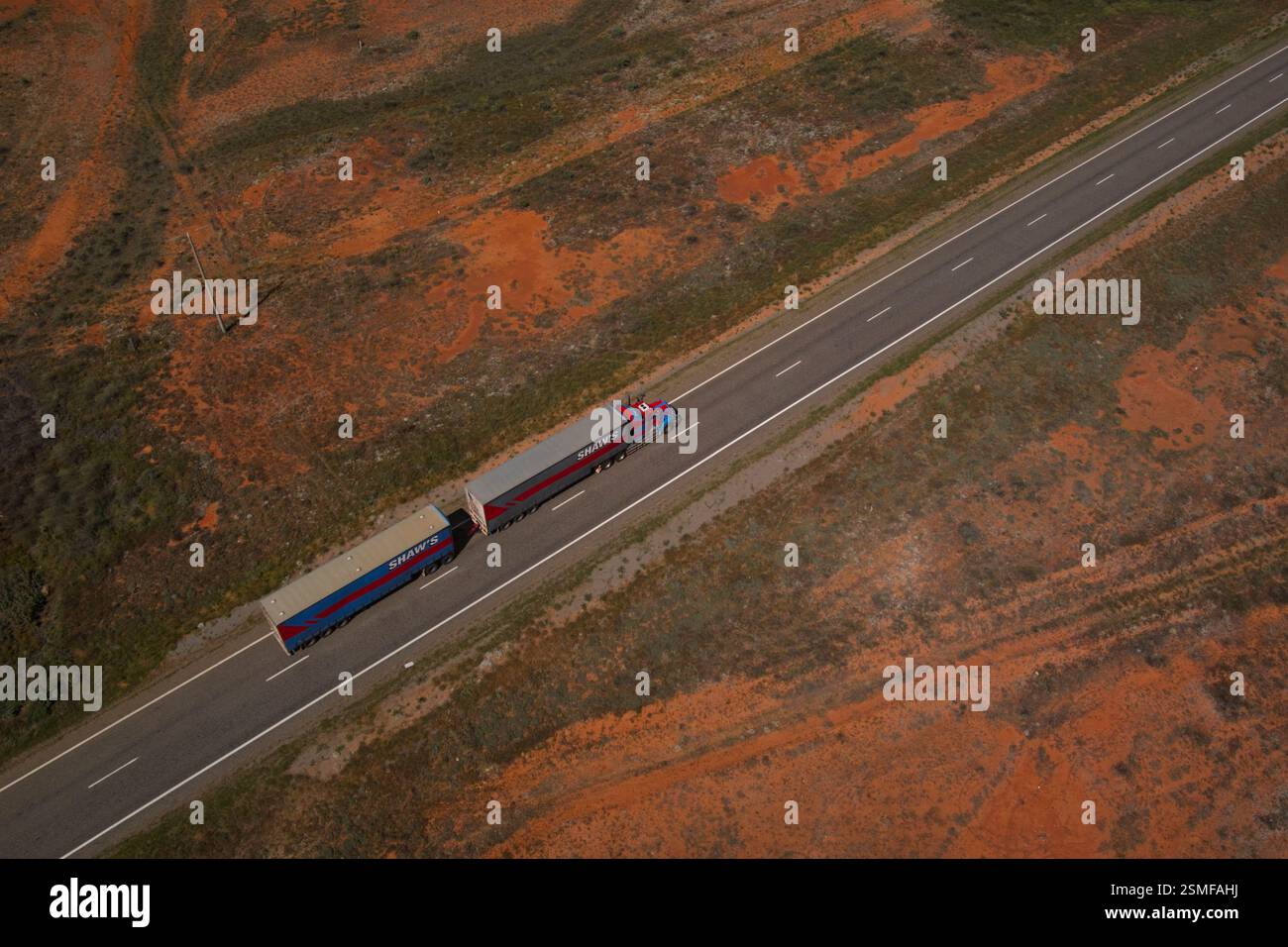 Doppel-B-interstate-Frachttransporter auf dem Barrier Highway zwischen Wilcannia und Broken Hill NSW Australien Stockfoto