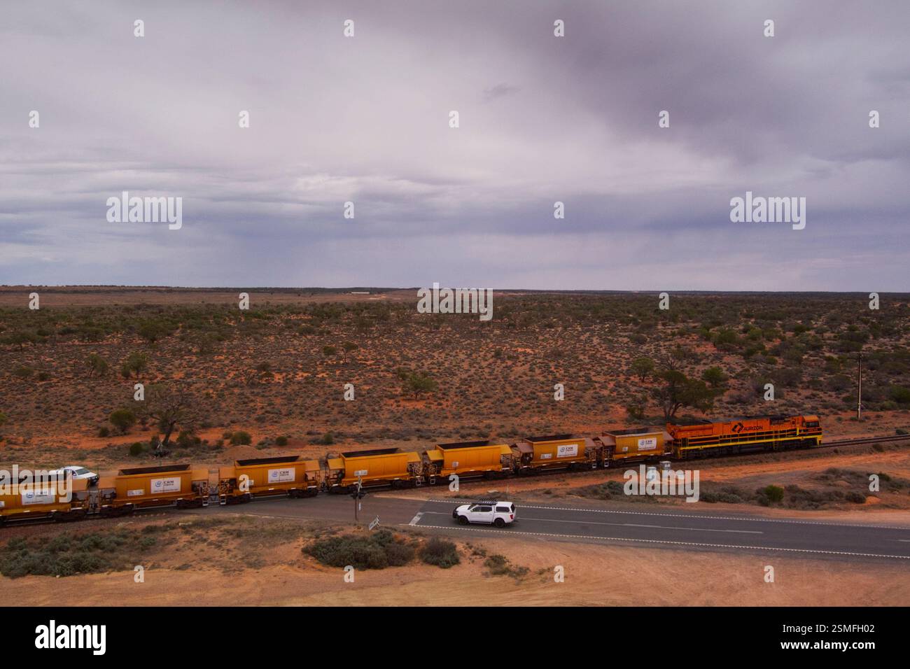Aurizon Iron Ore Freight Zug durch die Region Oakden Hills in Südaustralien. Der Zug kehrt zur Mine zurück, um Eisenerz zu sammeln. Stockfoto