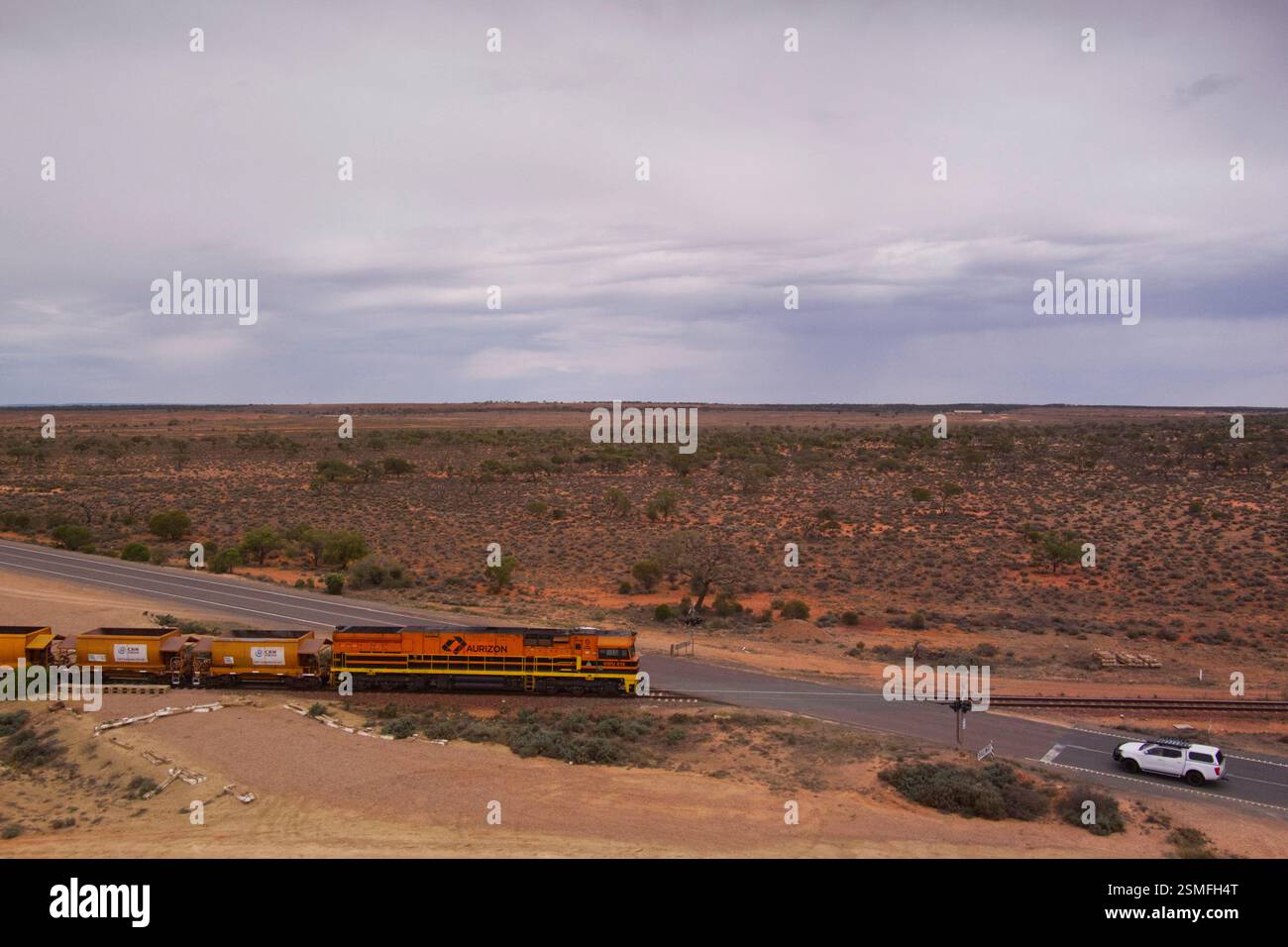 Aurizon Iron Ore Freight Zug durch die Region Oakden Hills in Südaustralien. Der Zug kehrt zur Mine zurück, um Eisenerz zu sammeln. Stockfoto