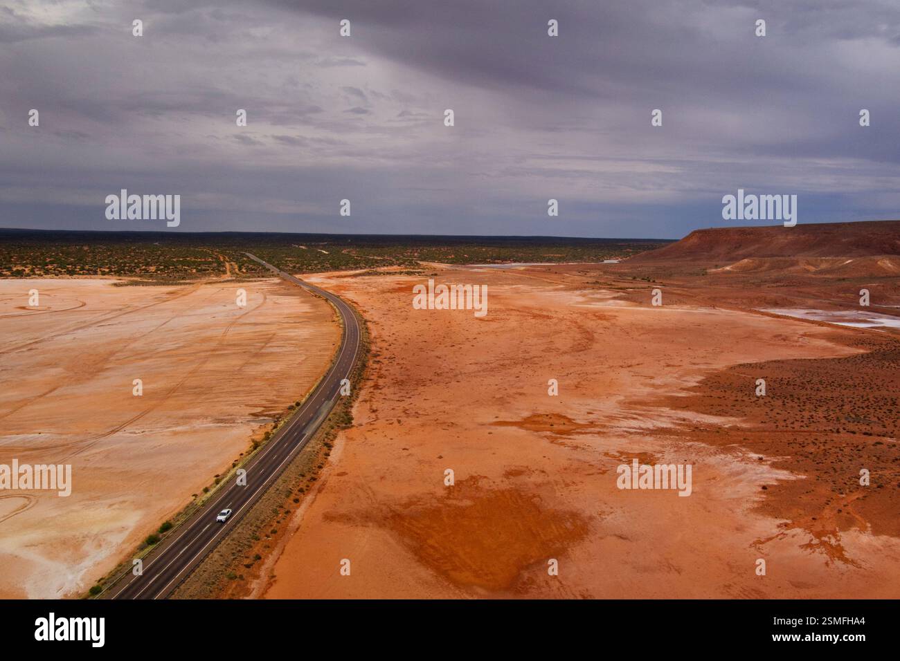 Der Stuart Highway ist eine Hauptstraße im Northern Territory Australiens, die sich von Darwin nach Alice Springs erstreckt. Dieses Bild erfasst einen Abschnitt von t Stockfoto
