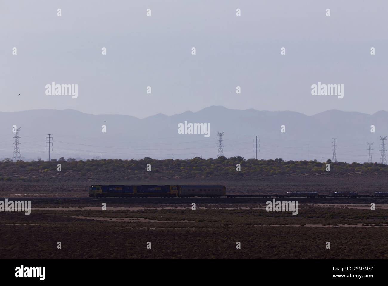 Intermodaler, doppelt gestapelter Container-Güterzug, der vor den Flinders Ranges nahe Port Augusta South Australia vorbeifährt Stockfoto