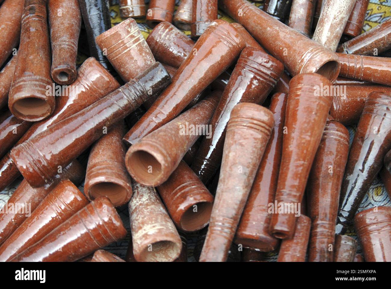 Rauchen irdenen Container Chillum verwendet für Drogen Ganja charas Stockfoto