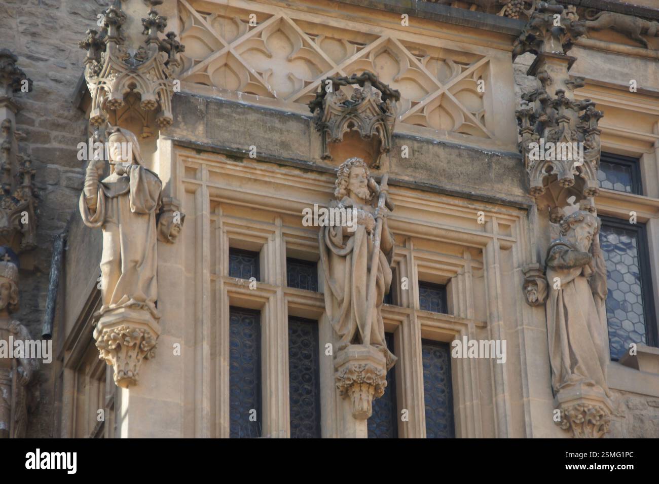 Gotische Architektur in der Tschechischen Republik. Komplizierte Steinarbeiten mit detaillierten Schnitzereien, die religiöse Figuren darstellen. Dieses architektonische Meisterstück Stockfoto