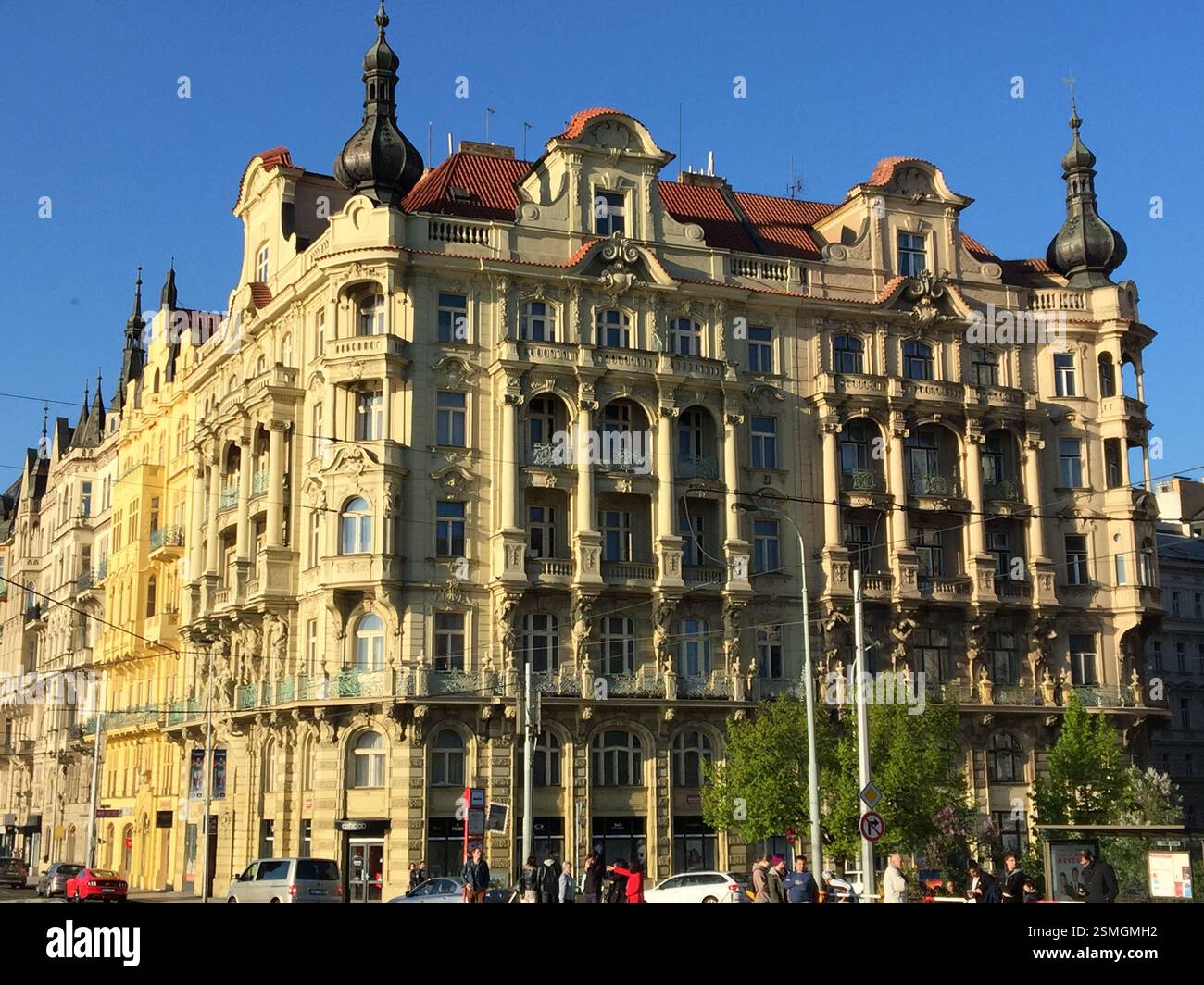 Eklektische Architektur mit kunstvollen Fassaden und Türmen, an einer belebten Straße in Prag gelegen. Symbolisiert die reiche Geschichte und architektonische Vielfalt o Stockfoto
