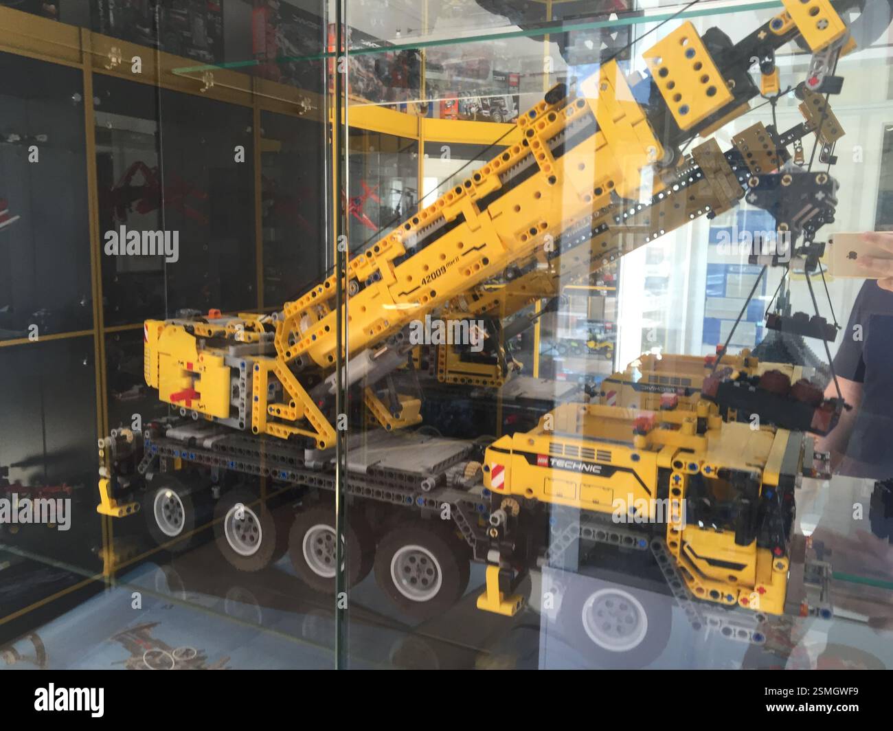 LEGO Technic Mobilkran MK II. Detailliertes gelbes und schwarzes LEGO Modell eines Mobilkran. Leistungsstarker Hubarm und Stützbeine. Ein Symbol des Ingenieurs Stockfoto
