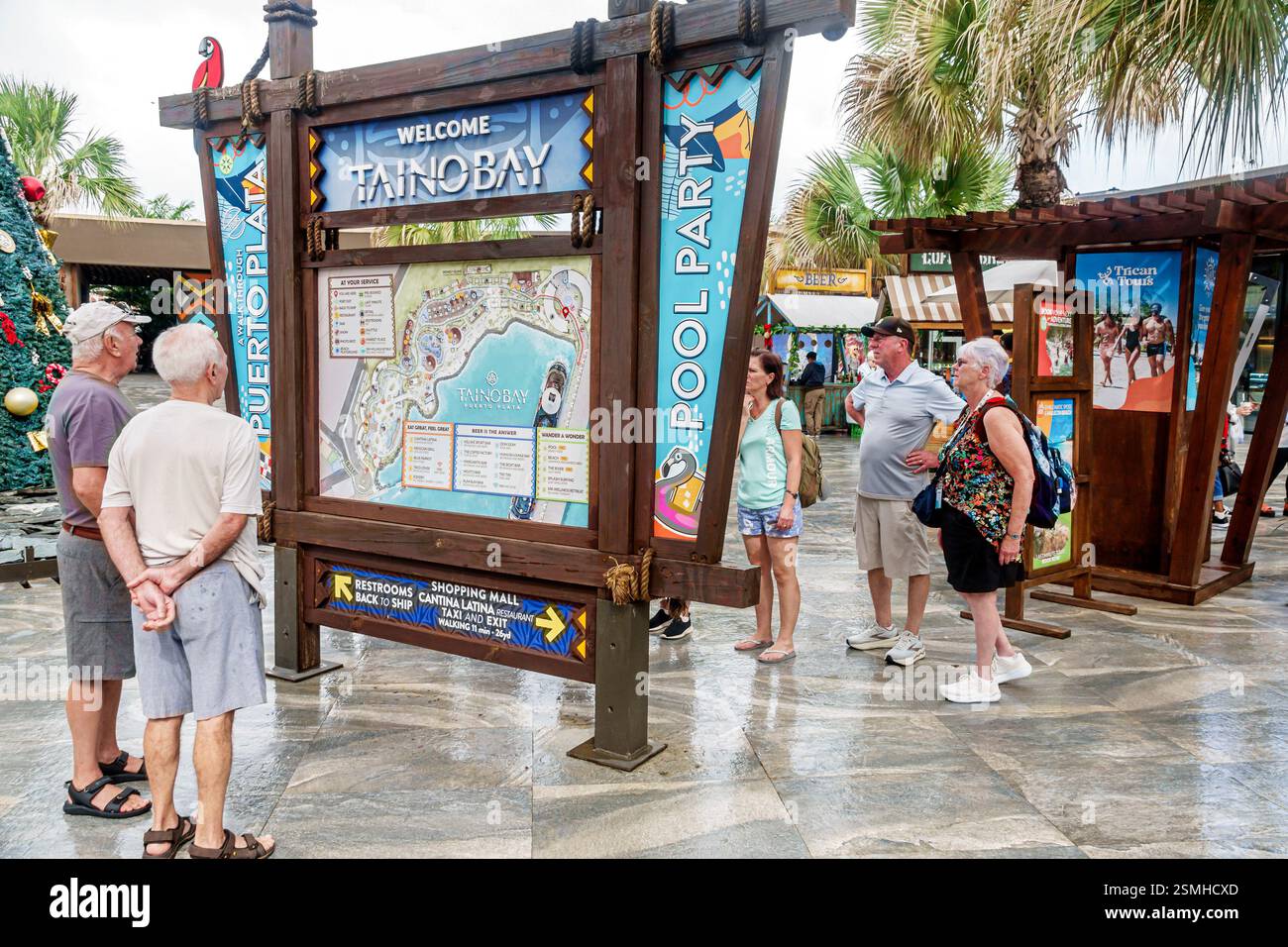 San Felipe de Puerto Plata Dominikanische Republik, Taino Bay Hafen, Einkaufsdorf, Passagiere ältere Männer Frauen Paar schauen Lesen, Karte Verzeichnisschild, Wir Stockfoto