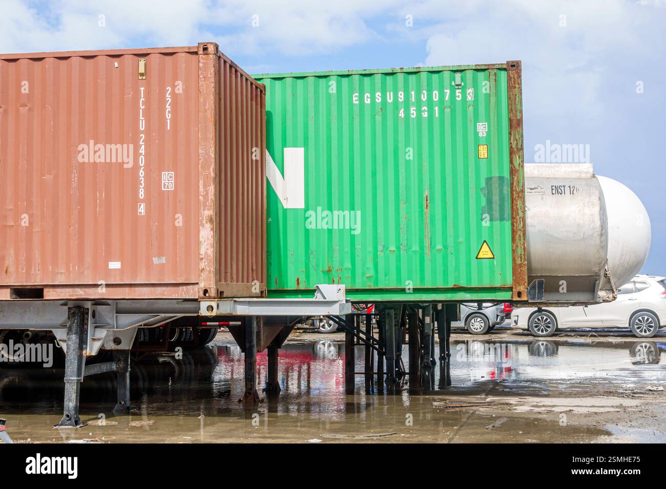 San Felipe de Puerto Plata Dominikanische Republik, Hafen von Taino Bay, Frachtcontainer, Transportlogistik, Frachtlagerung, grün braunes Metall (Fortsetzung Stockfoto