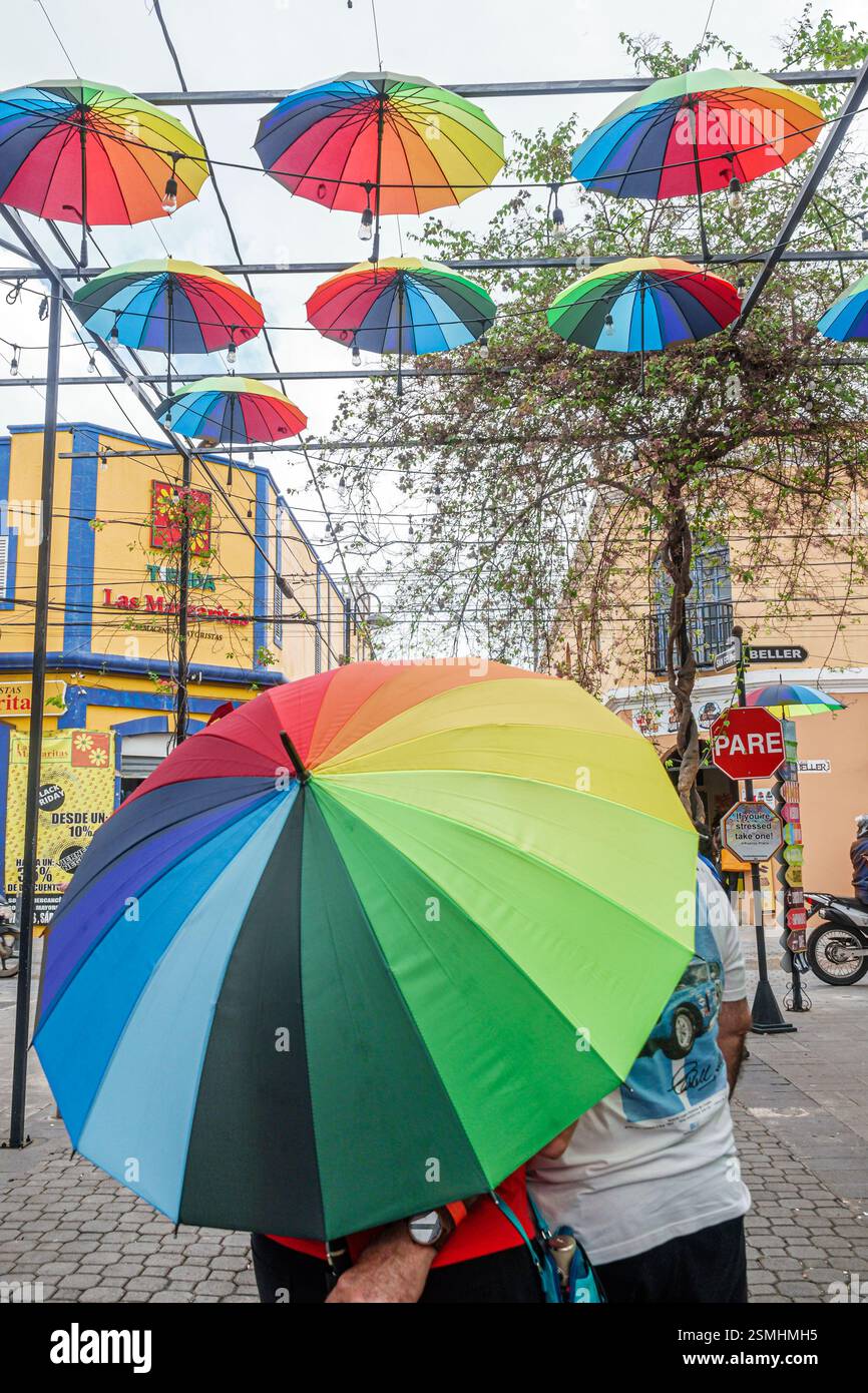 San Felipe de Puerto Plata Dominikanische Republik, Umbrella Street Calle San Felipe, bunte Regenschirme, Street Art, dekorative Installation, Touristenattraktion Stockfoto