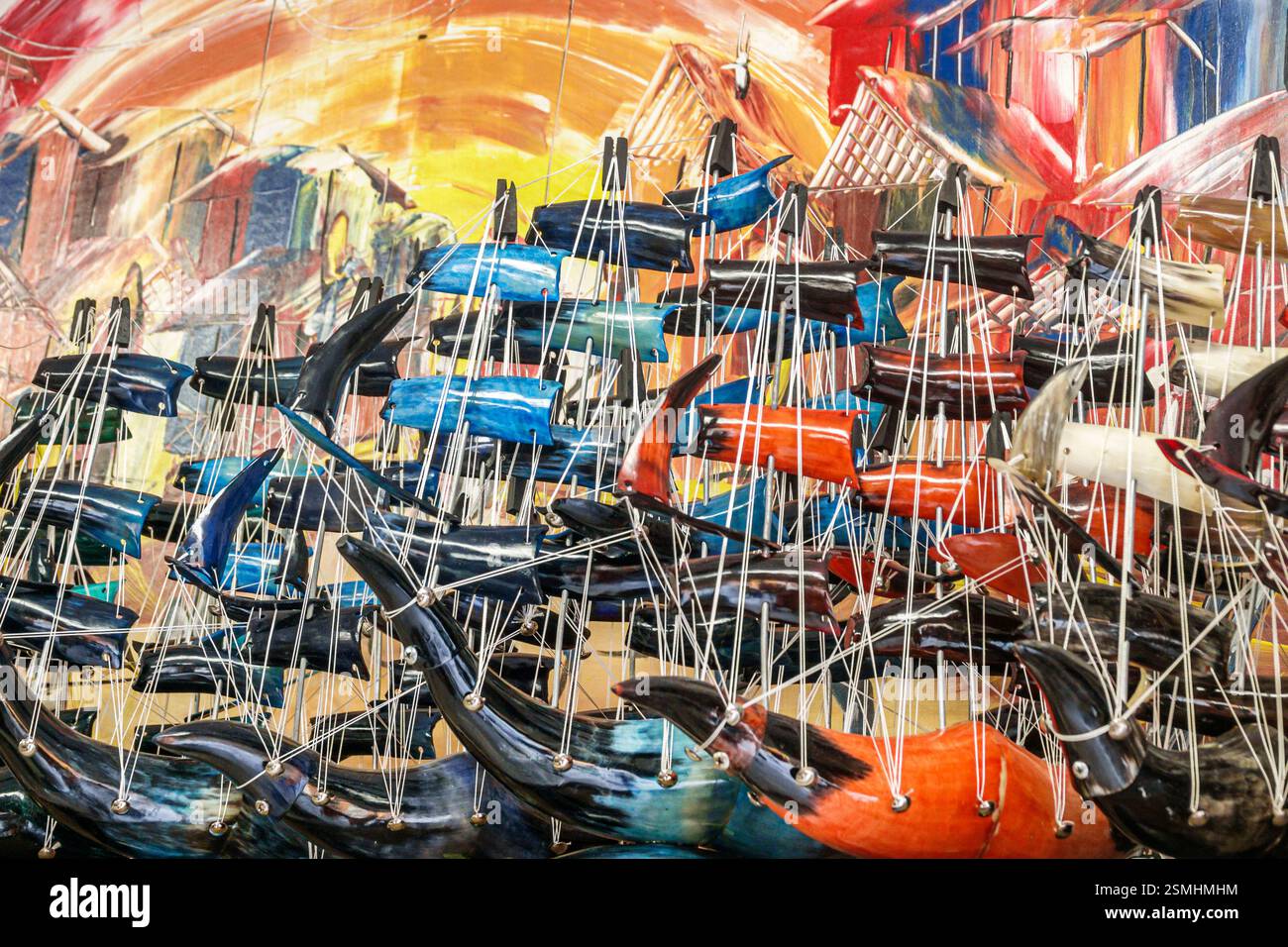 San Felipe de Puerto Plata Dominikanische Republik, in der Nähe der Calle 30 de Marzo, handgefertigtes Dekor, hölzerne Segelboote, nautische Themen, lokales Kunsthandwerk, bunte Designs, A Stockfoto