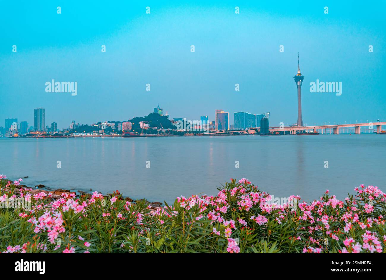 Nächtlicher Blick auf Macau über Zhuhai Stockfoto