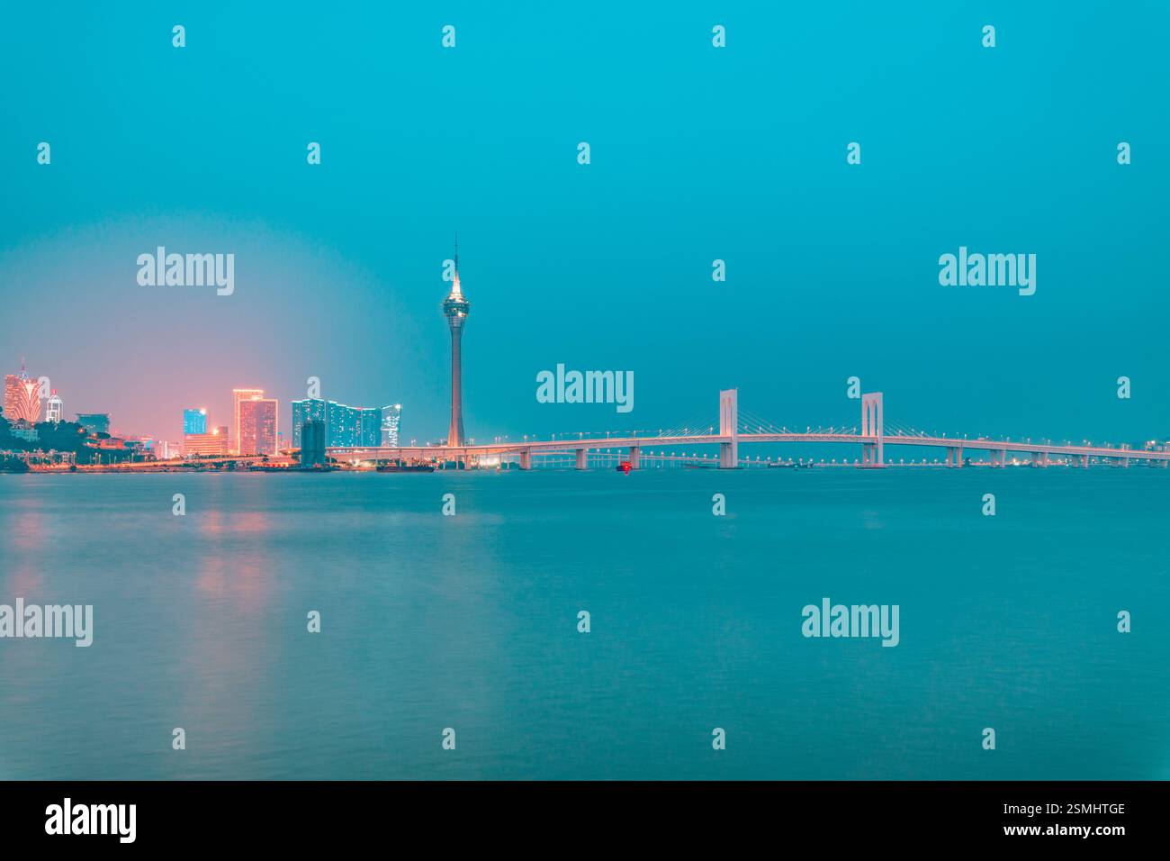 Nächtlicher Blick auf Macau über Zhuhai Stockfoto