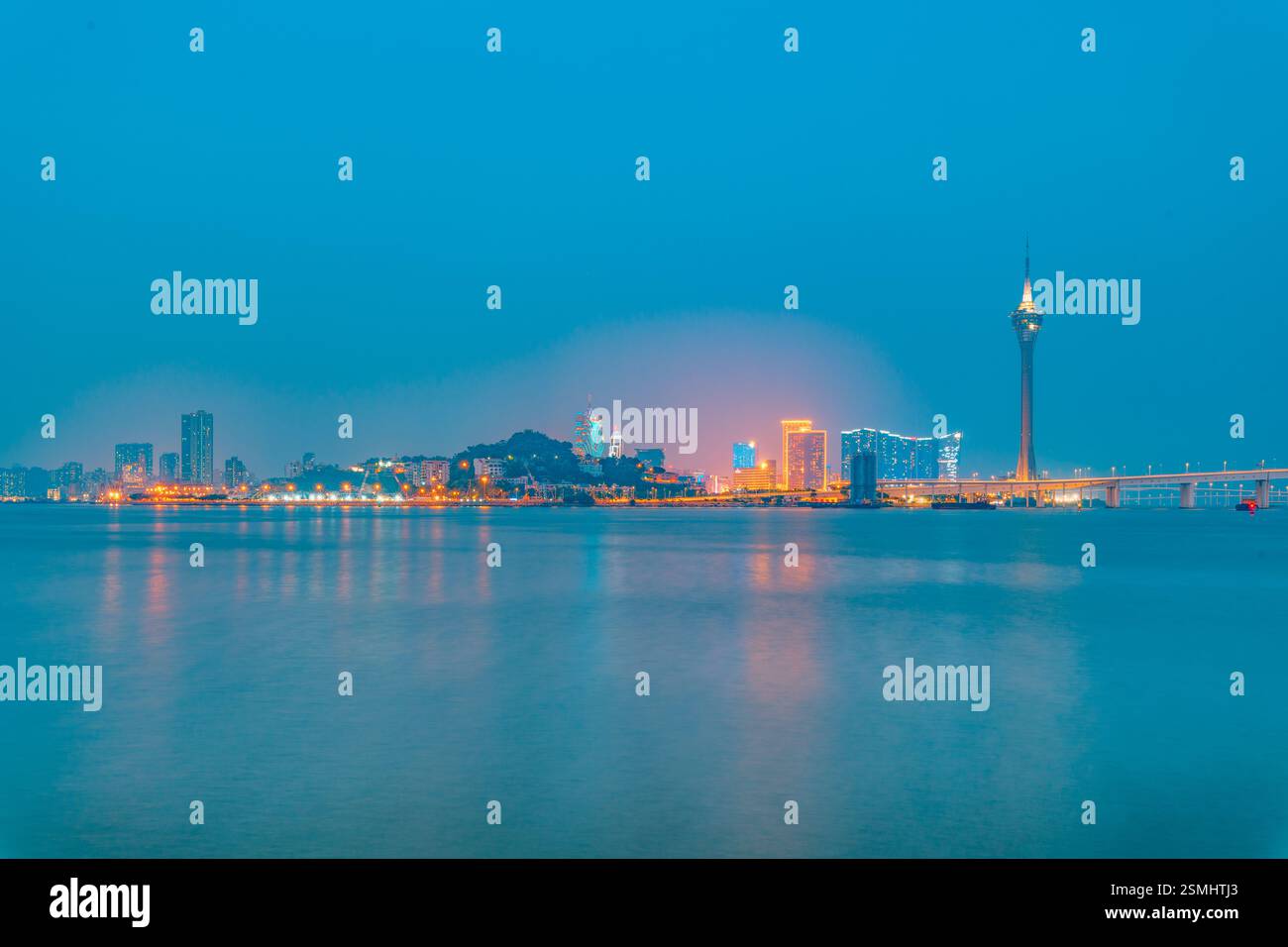 Nächtlicher Blick auf Macau über Zhuhai Stockfoto