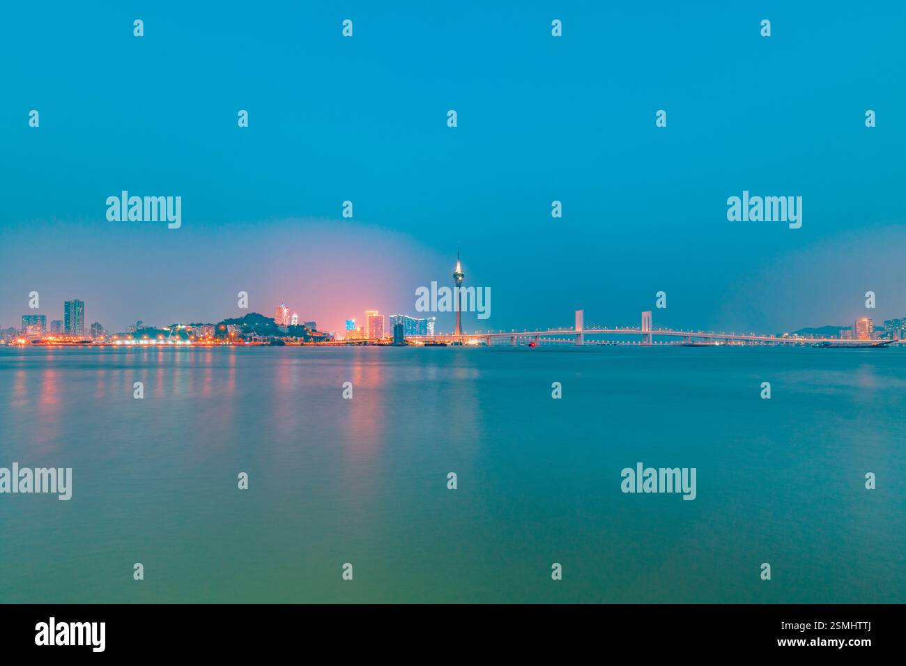 Nächtlicher Blick auf Macau über Zhuhai Stockfoto
