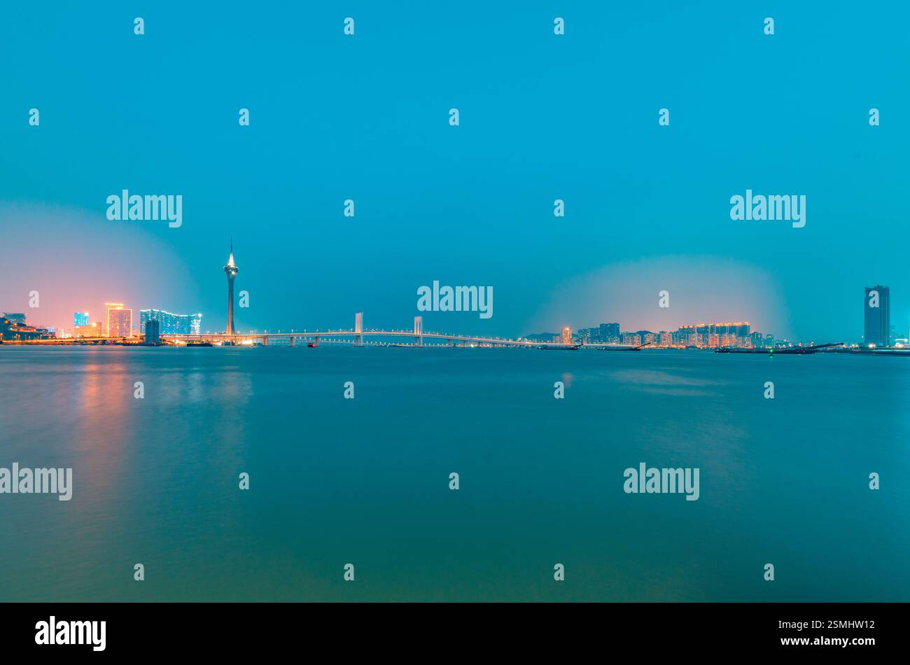 Nächtlicher Blick auf Macau über Zhuhai Stockfoto