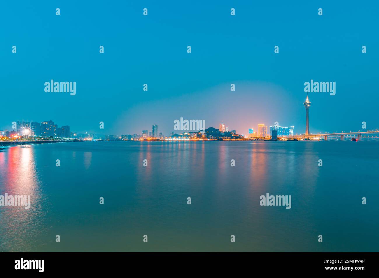 Nächtlicher Blick auf Macau über Zhuhai Stockfoto