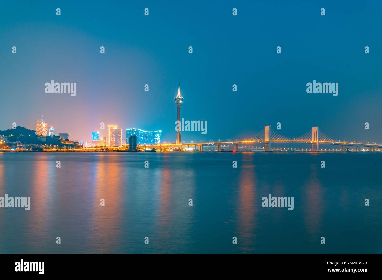 Nächtlicher Blick auf Macau über Zhuhai Stockfoto
