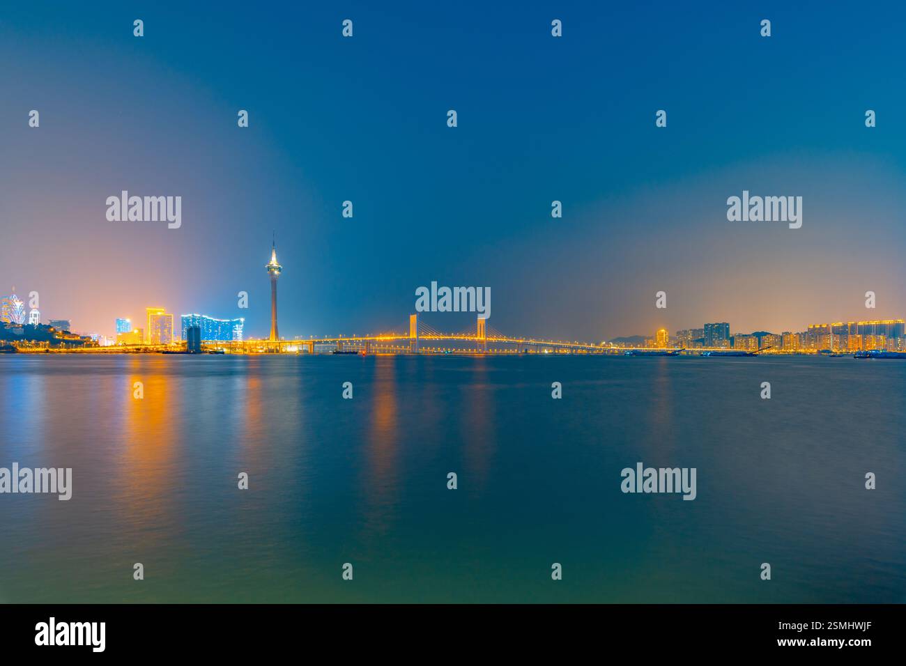Nächtlicher Blick auf Macau über Zhuhai Stockfoto